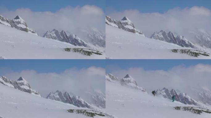 两名滑雪者下山的慢动作镜头