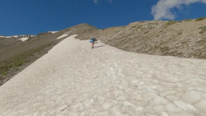 女性徒步旅行者和宠物狗接近山顶