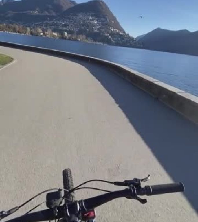 骑自行车的人在湖上骑行的第一人称视角