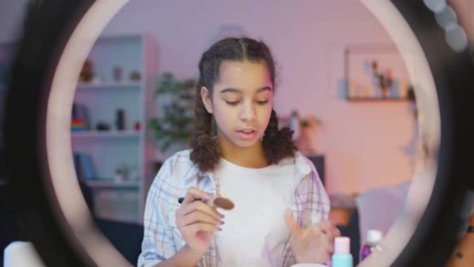 黑人少女为她的美容博客录制视频，化妆教程，视点