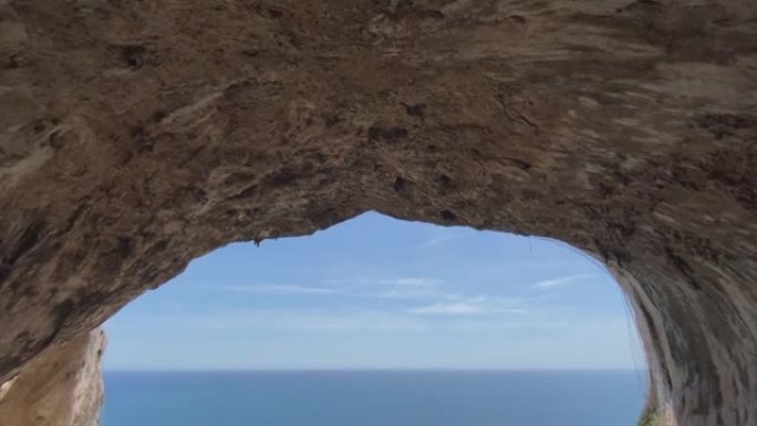 在海洋附近的一个大洞穴的平移镜头