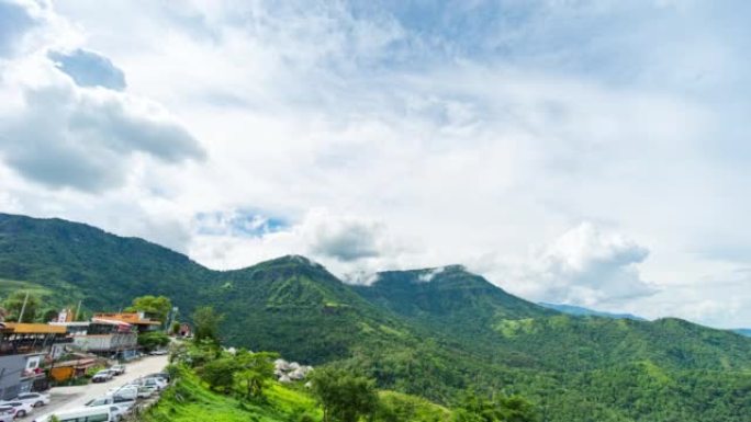 带有雾的局部山脉的空中时光倒流