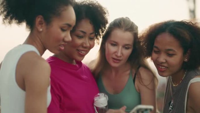 多种族女性群体在一起使用智能手机时放松和享受对话