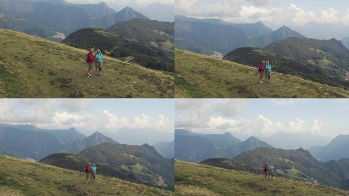 夫妇在山上徒步旅行时停下来欣赏风景