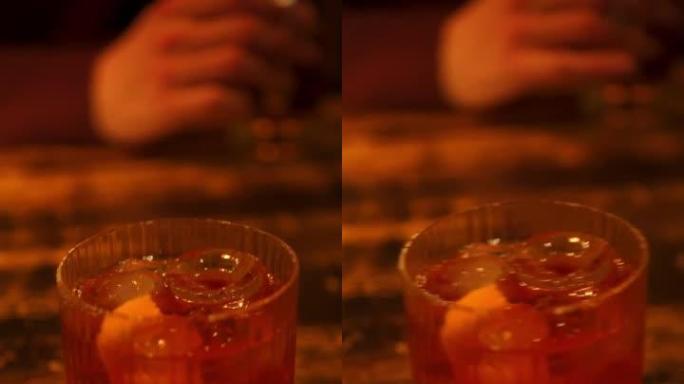 在短玻璃杯中混合饮料的垂直细节拍摄