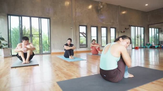 东南亚人在家庭工作室练习瑜伽练习