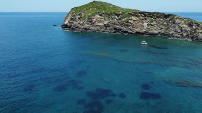 地中海沿岸山坡和海洋的鸟瞰图