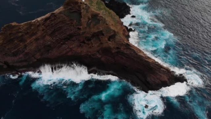 崎岖海岸线和大西洋的鸟瞰图，灯塔