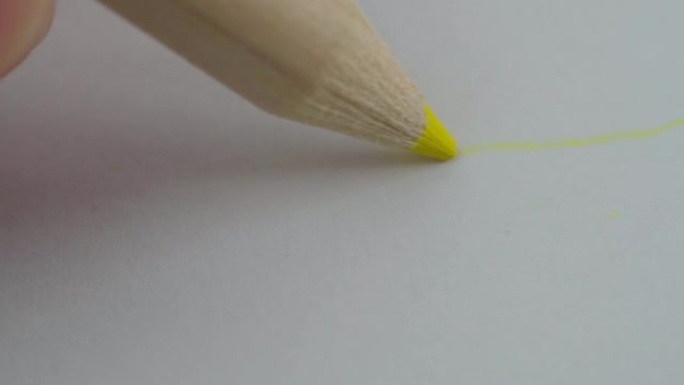 木制彩色铅笔概念艺术文字和白色背景上的办公室。选择性聚焦