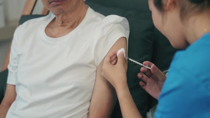 女医生在家给老人注射covid疫苗。
