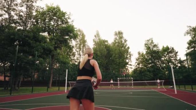 在户外球场进行网球训练，女人正在用球拍击球，动态移动击球，运动爱好