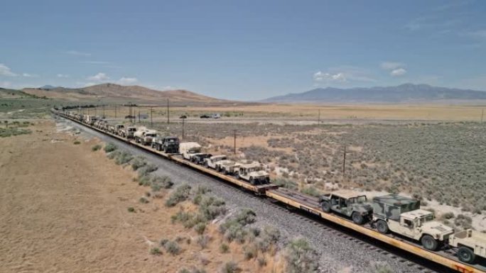 火车穿越载有军车的犹他沙漠