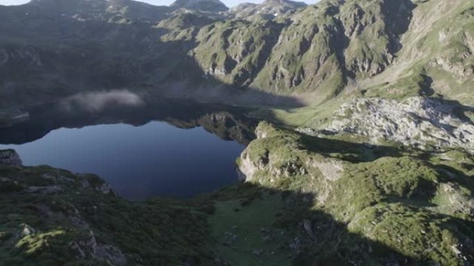 空中无人机在日落时拍摄了山湖和崎hill的山丘