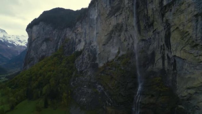 劳特布伦嫩的Staubbach瀑布的空中起重机