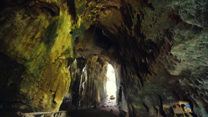 在一个有蝙蝠的天然大洞穴内观看。洞穴的广角视图和许多蝙蝠出去进去