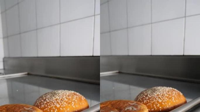 在厨房里做汉堡面包竖屏视频素材