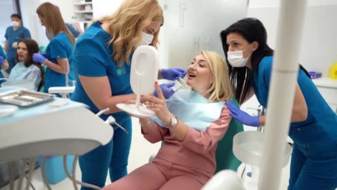 女牙医与女病人为牙齿美白选择正确的牙齿颜色