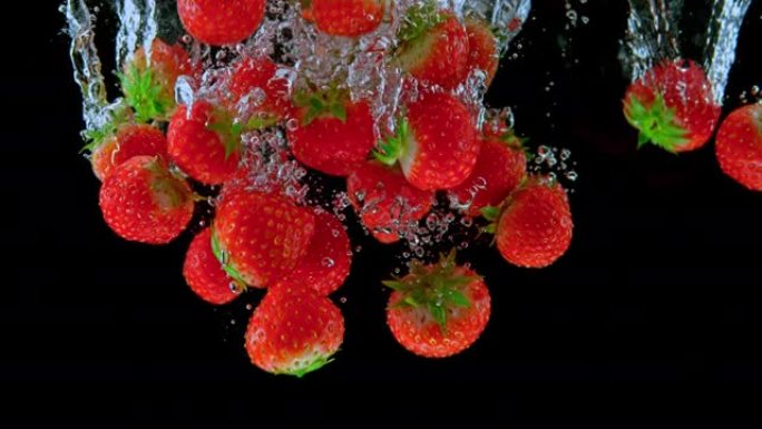 SLO MO LD红色草莓掉入水中