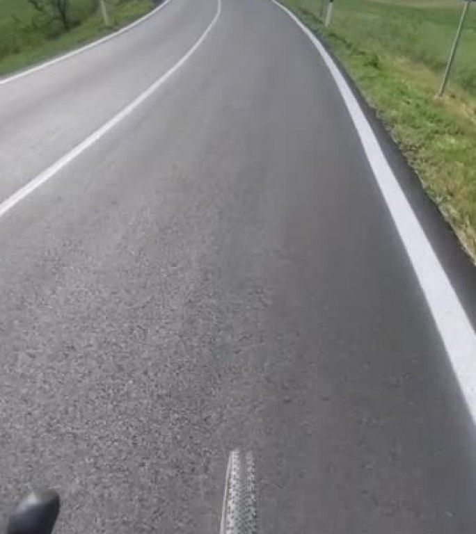 POV骑自行车穿越托斯卡纳风景
