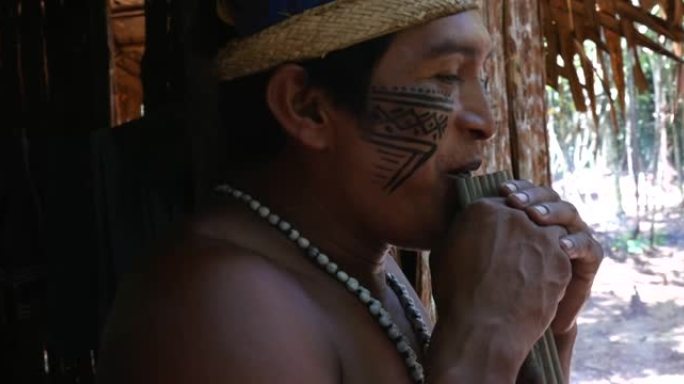 土著男子演奏竹笛