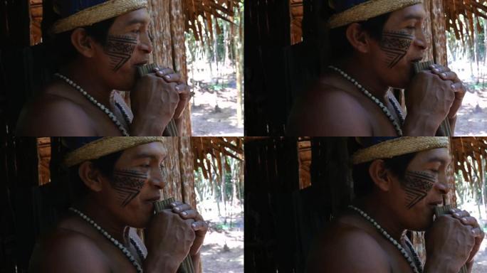 土著男子演奏竹笛