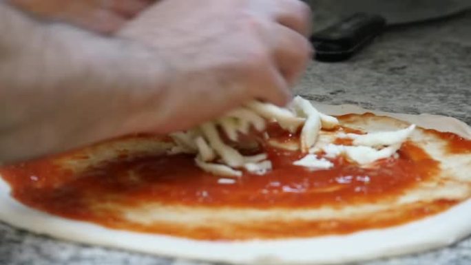 真正的那不勒斯披萨的准备和烘烤