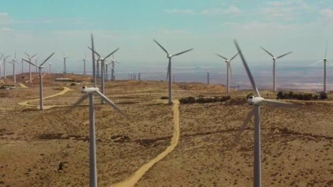 在莫哈韦旁边的加利福尼亚州，无人机空中飞行近距离观察大型风力涡轮机的前部。风能农场