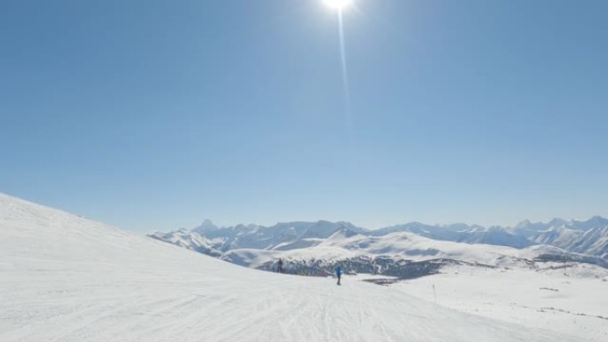 冬季下降滑雪坡的第一人称视角