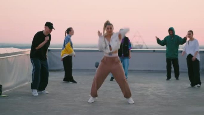 酷女孩正在为性感女士在屋顶、嘻哈和舞厅风格上跳舞
