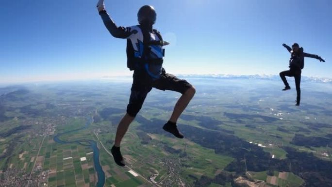 跳伞运动员翱翔在瑞士山区景观之上