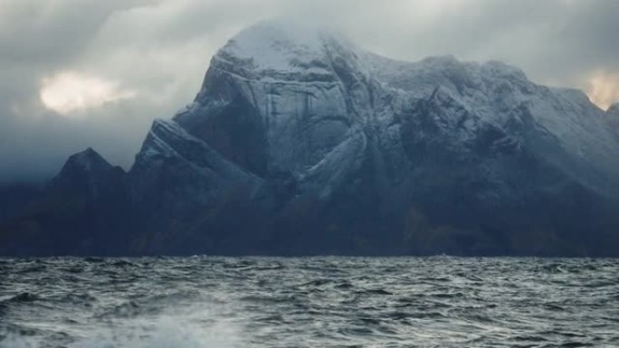 在波涛汹涌的大海上观看，背景是海浪和罗弗滕群岛