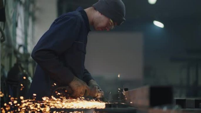 一名戴着防护眼镜的人从事金属研磨抛光和剥离钢金属结构的工作。慢动作