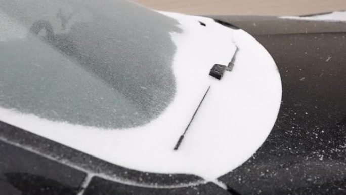 爱沙尼亚黑车挡风玻璃上的白雪