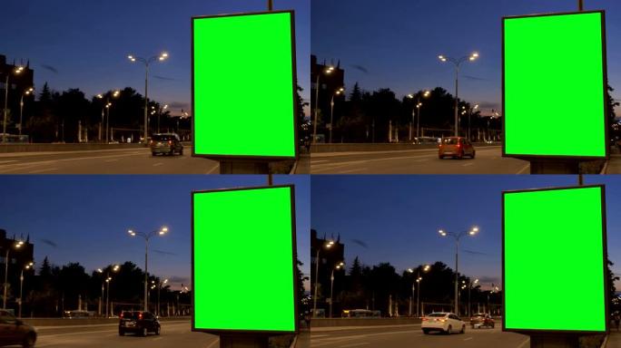 绿色屏幕的城市灯箱站在黑暗的街道上
