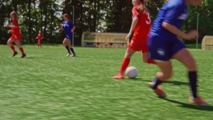 一名女足球运动员的SLO MO TS腿运球并在足球比赛中踢球