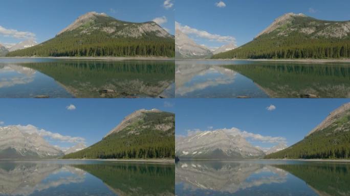 从山湖湖岸可以看到湖泊和山脉的风景