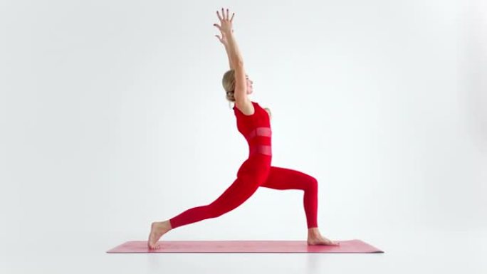 灵活的年轻女孩练习瑜伽或普拉提表演狂野的姿势来伸展和健康。瑜伽姿势-体式。白色背景上的孤立剪影。
