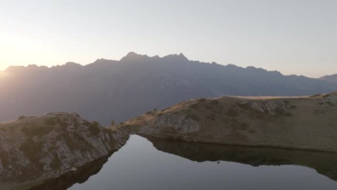 日落时高山湖的空中无人机视图