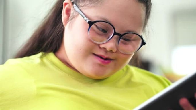 有特殊需求的现代女孩在数字平板电脑上在线购物。