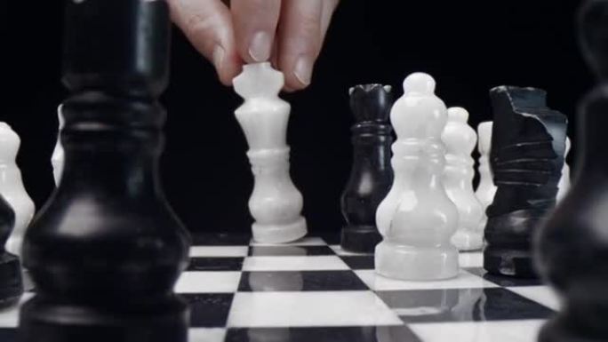 经典大理石象棋游戏。国王投降。