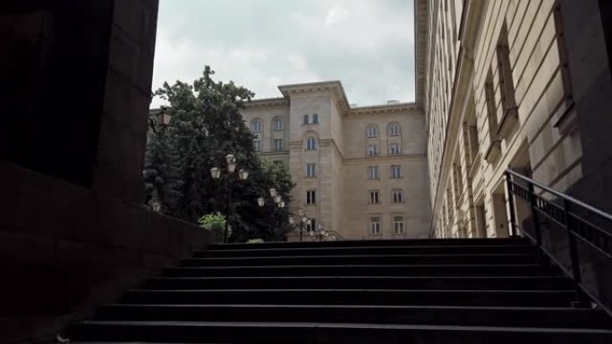 位于中央巴腾堡广场的保加利亚宪法法院大楼