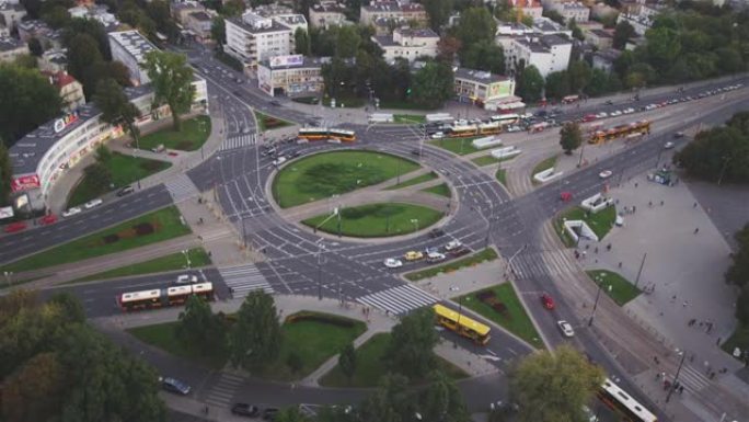 夏季的华沙市中心。从上方看大环形交叉路口