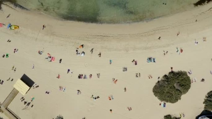 与海滩观众一起拍摄沿海城镇和海滩的空中无人机