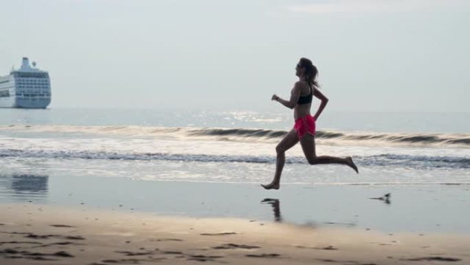 海滨慢跑训练。享受阳光和自由。背景中的渡轮