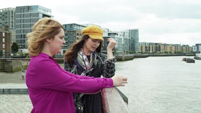 两名妇女在泰晤士河边的格林威治欣赏美景