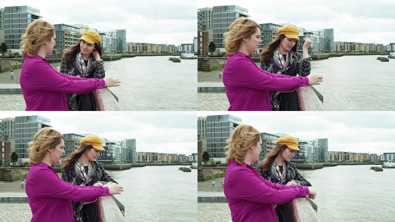 两名妇女在泰晤士河边的格林威治欣赏美景