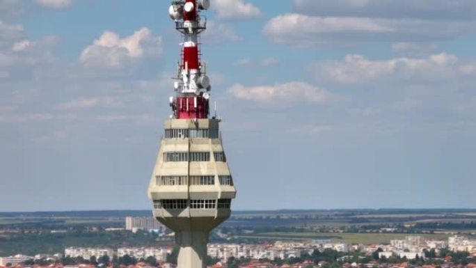保加利亚多布里希的电视塔的无人机视点，农田，蓝天和云景 (保加利亚语: т е л е в и з 
