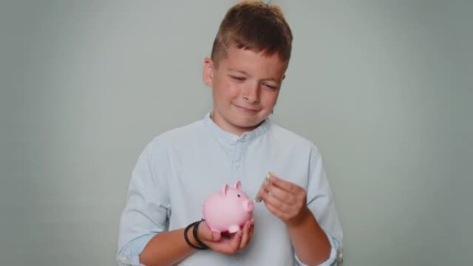 可怜的男孩因资金不足而心烦意乱，持有存钱罐，一美元钞票破产