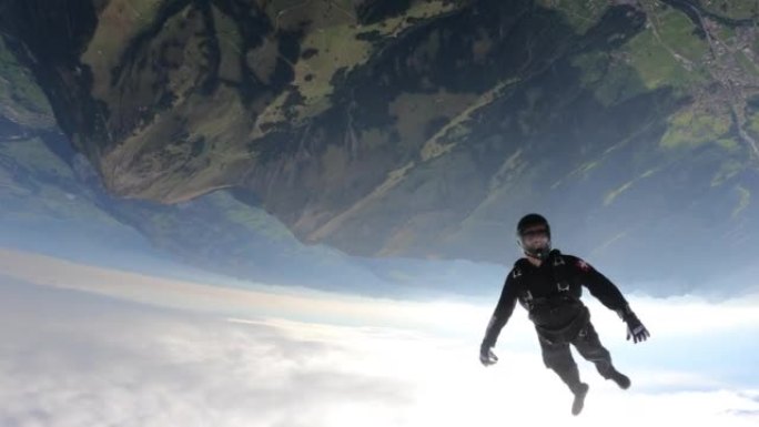 跳伞运动员从飞机上坠落，滑过山区空气