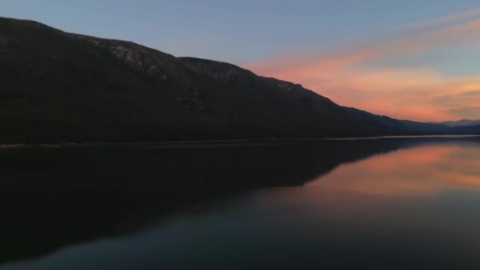 山湖宁静时刻的空中风景